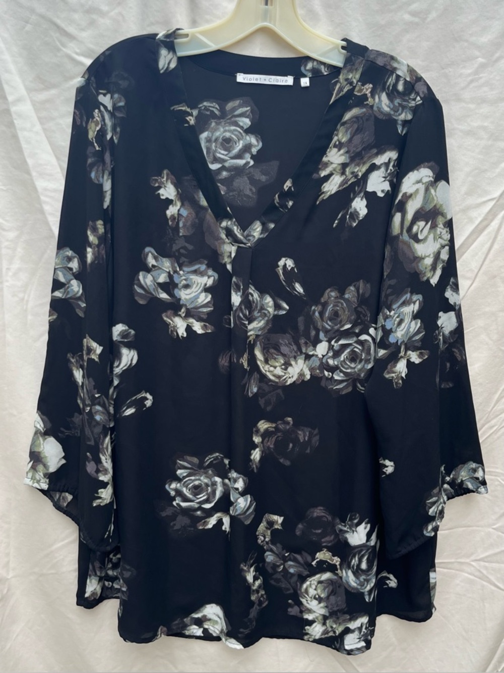 Violet & Claire Black Floral V-Neck Flowy Blouse Women's size 1X